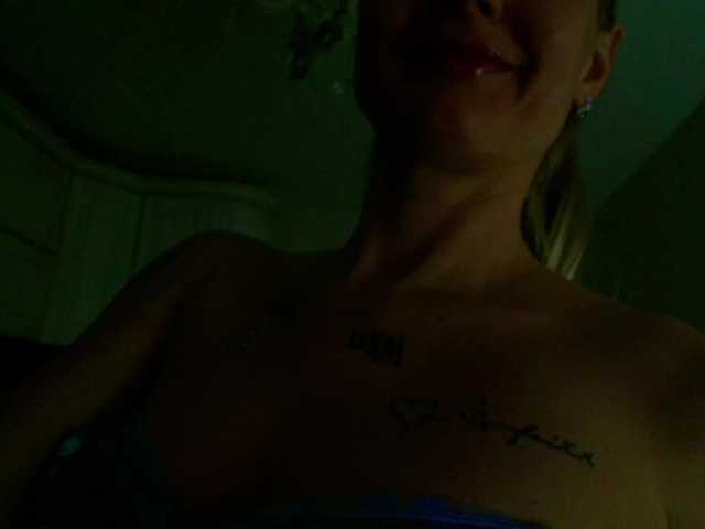 Kriszayka's BongaCams show and profile