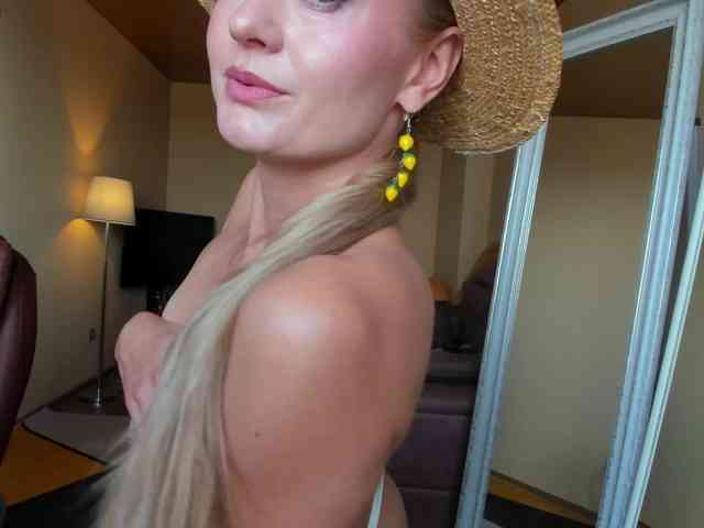 MissMotivated webcam