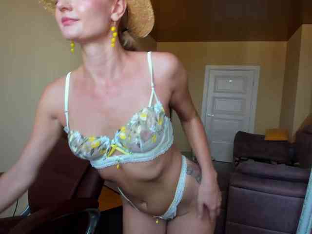 MissMotivated webcam