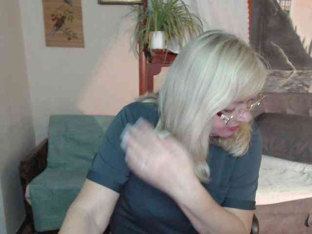 EvelynLoveShy webcam