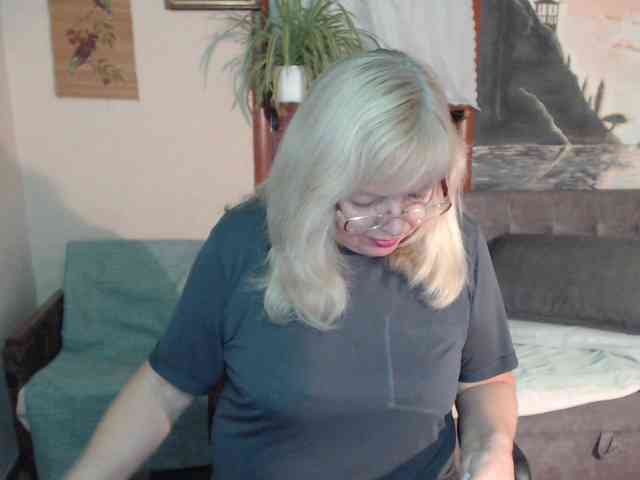 EvelynLoveShy webcam