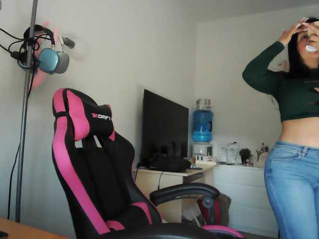 le modèle cristalboom est en webcam porno dans un show sur le site bongacams, il possède les tags suivants: Latino/Hispanic,Brunette,Shaved