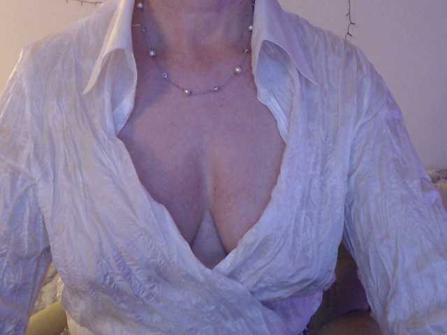 goodSnowQueen's BongaCams show and profile