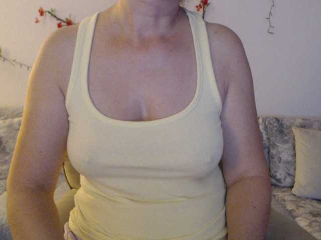 goodSnowQueen from BongaCams is Freechat