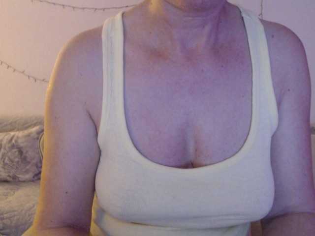 goodSnowQueen's BongaCams show and profile