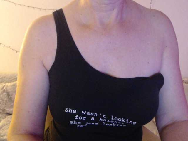 goodSnowQueen's BongaCams show and profile