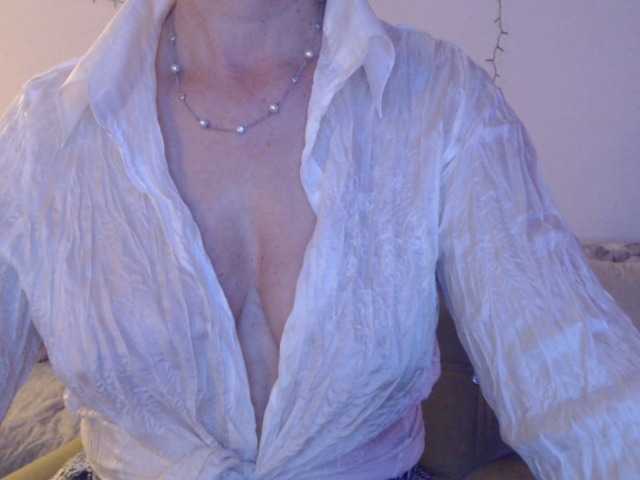 goodSnowQueen's BongaCams show and profile