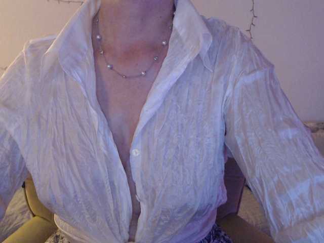 goodSnowQueen's BongaCams show and profile