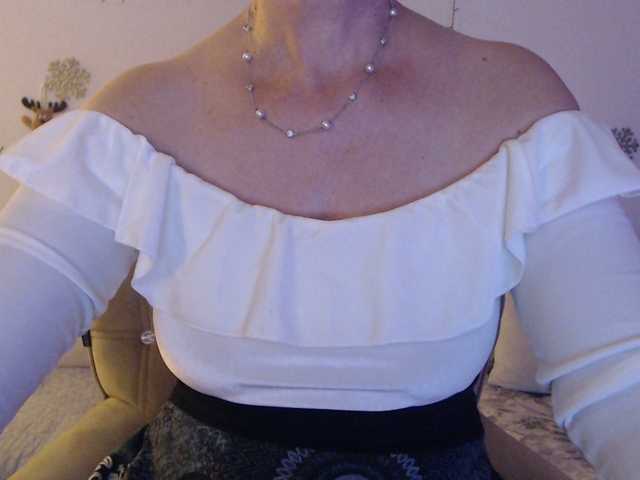 goodSnowQueen's BongaCams show and profile