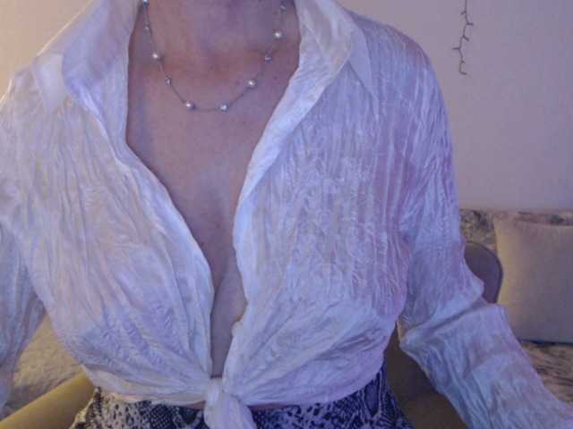 goodSnowQueen's BongaCams show and profile