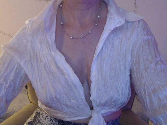 goodSnowQueen's BongaCams show and profile