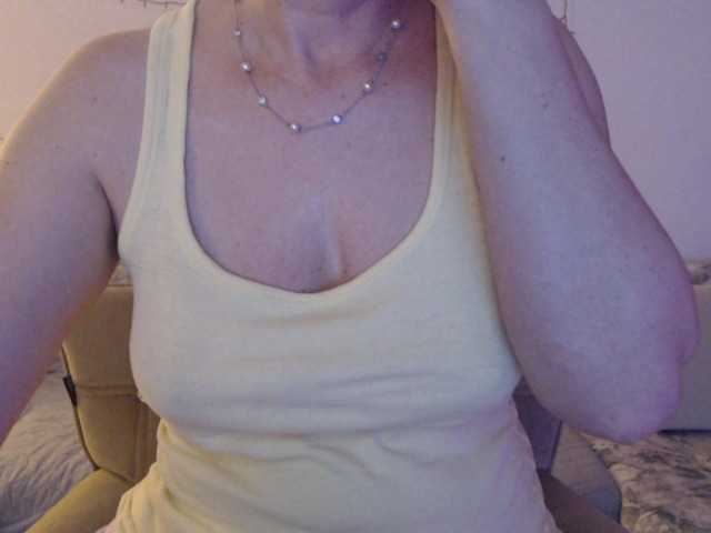 goodSnowQueen's BongaCams show and profile