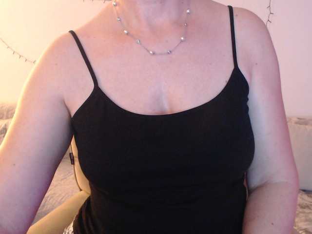 goodSnowQueen's BongaCams show and profile