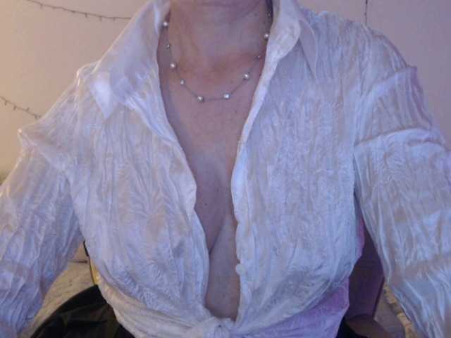 goodSnowQueen's BongaCams show and profile