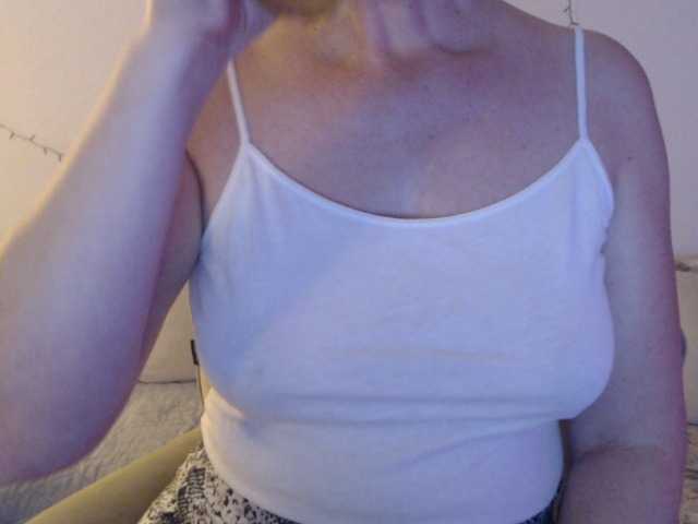 goodSnowQueen's BongaCams show and profile