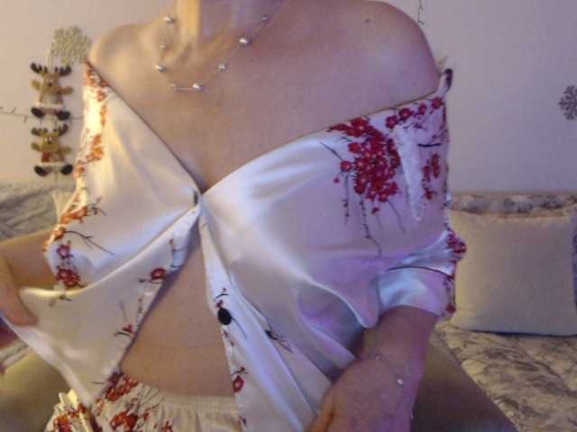 goodSnowQueen's BongaCams show and profile