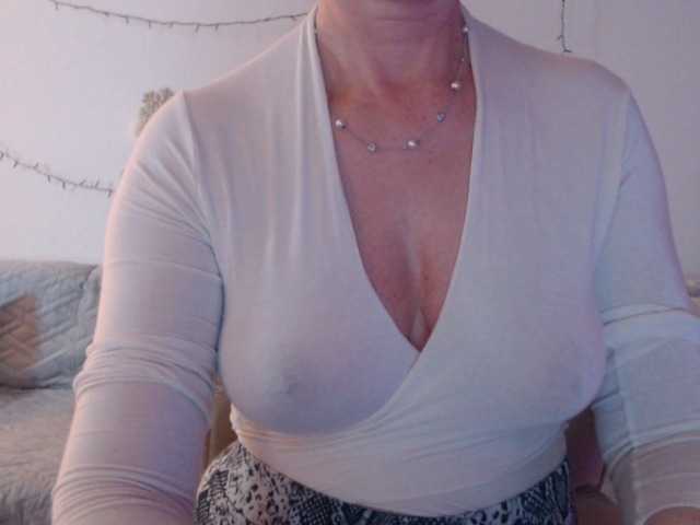 goodSnowQueen's BongaCams show and profile