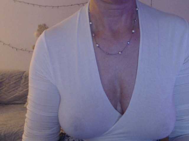 goodSnowQueen's BongaCams show and profile