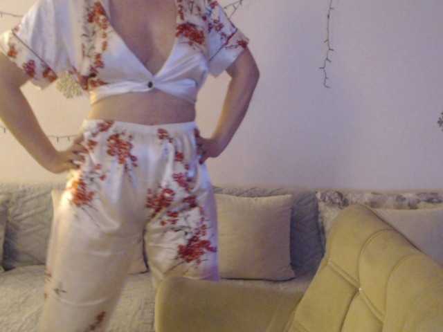 goodSnowQueen's BongaCams show and profile