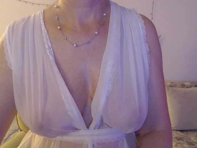goodSnowQueen from BongaCams is Freechat