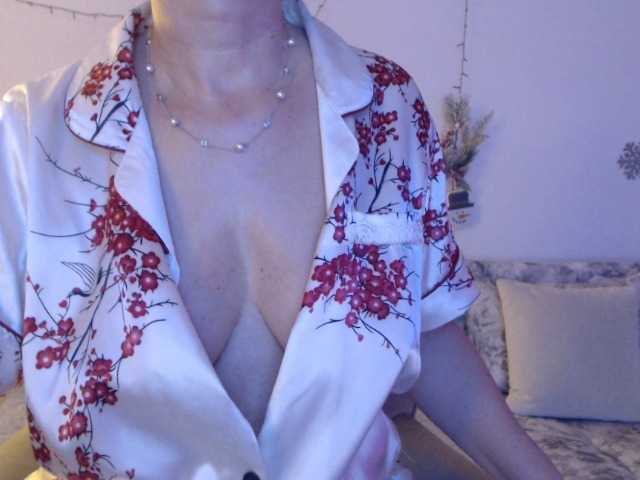 goodSnowQueen's BongaCams show and profile