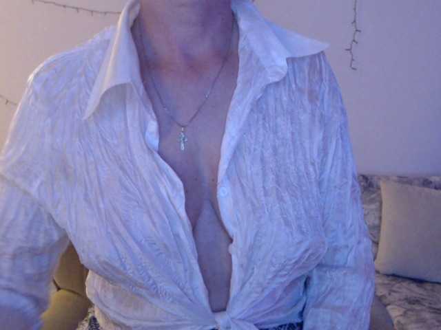 goodSnowQueen's BongaCams show and profile