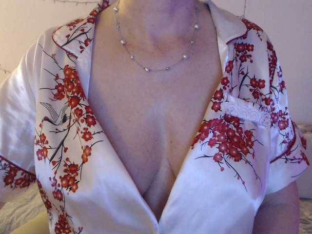 goodSnowQueen's BongaCams show and profile