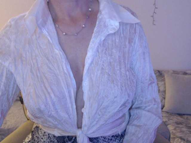 goodSnowQueen's BongaCams show and profile