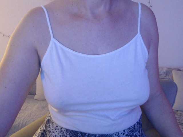 goodSnowQueen's BongaCams show and profile