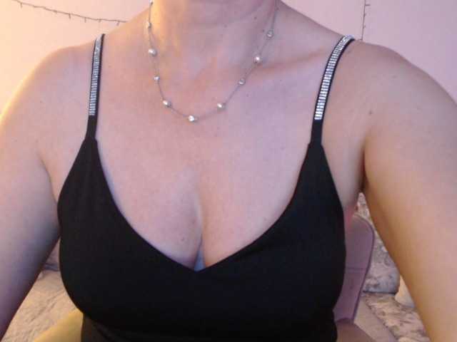 goodSnowQueen's BongaCams show and profile