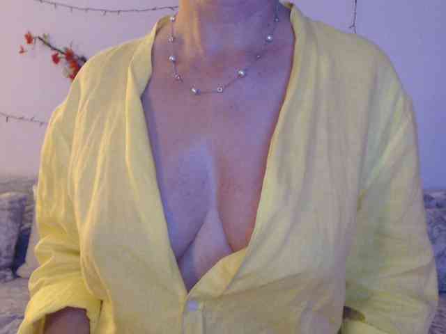 goodSnowQueen webcam