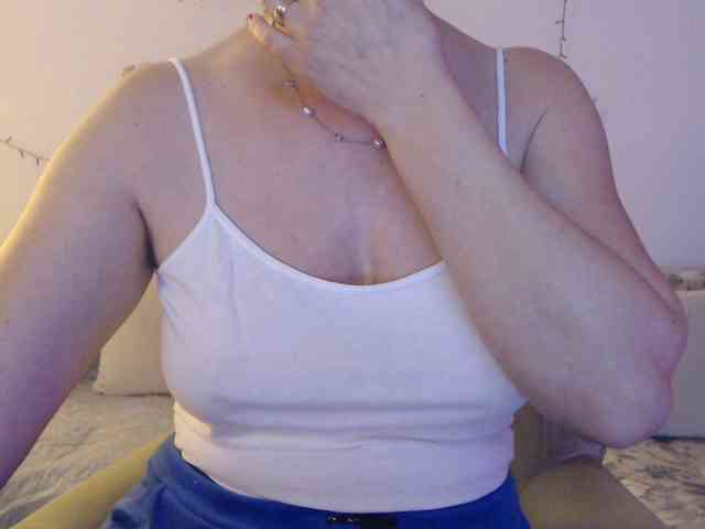 goodSnowQueen webcam