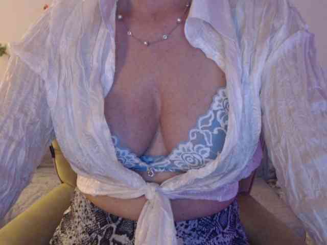 goodSnowQueen webcam