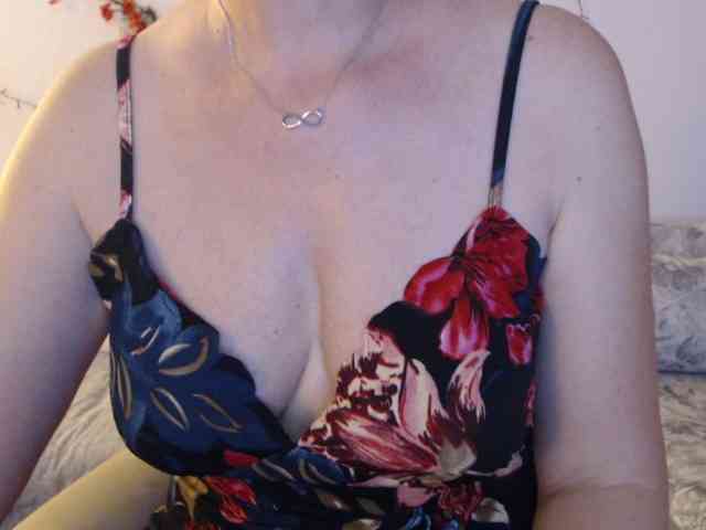 goodSnowQueen webcam