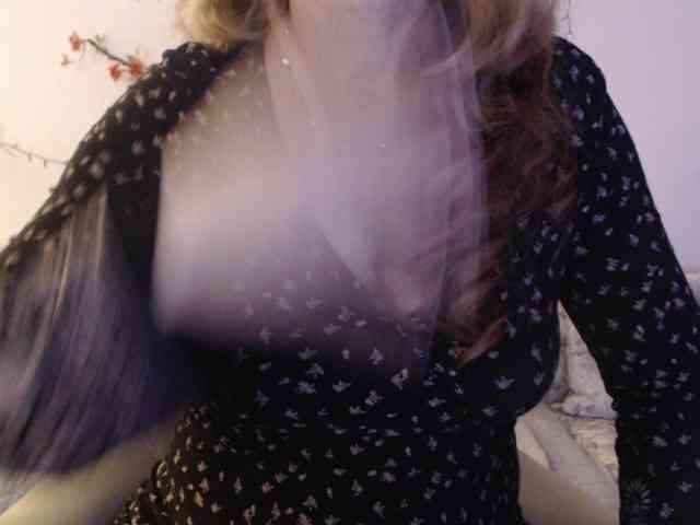 goodSnowQueen webcam