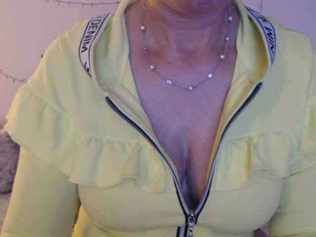 goodSnowQueen webcam