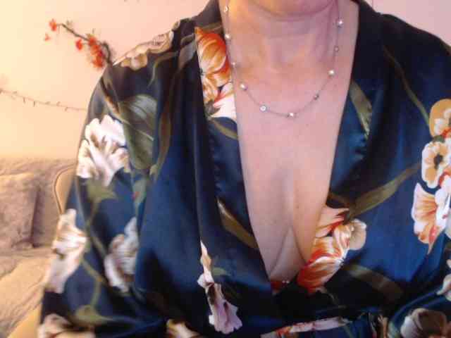 goodSnowQueen webcam