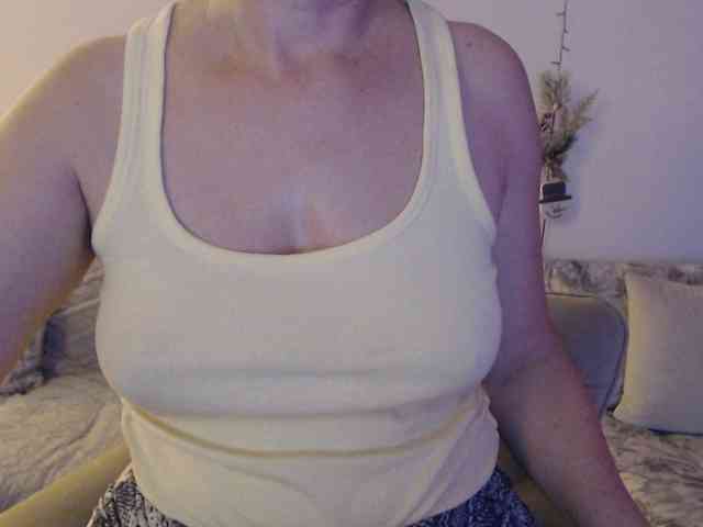 goodSnowQueen webcam