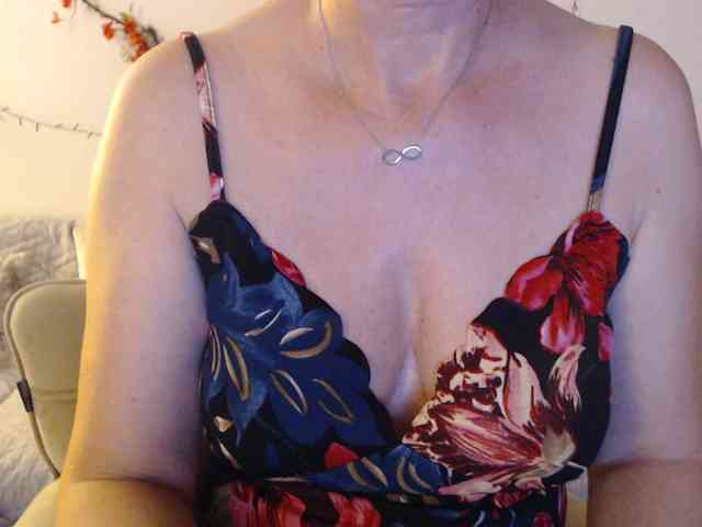 goodSnowQueen webcam
