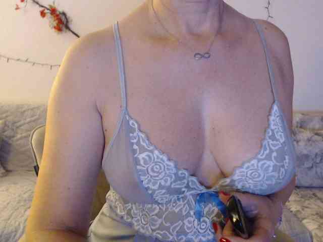 goodSnowQueen webcam