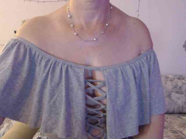 goodSnowQueen webcam