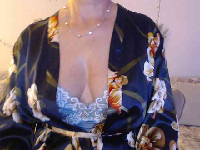 goodSnowQueen webcam