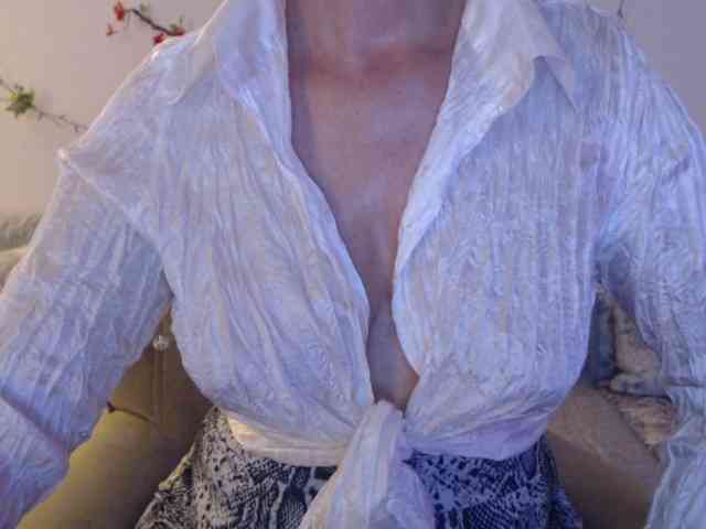 goodSnowQueen webcam
