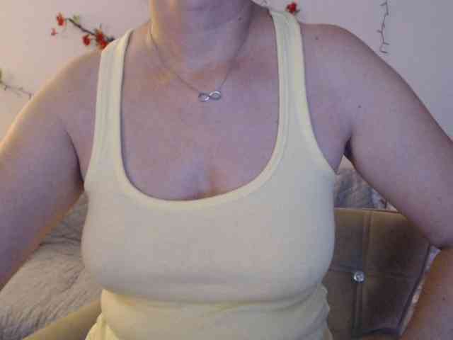 goodSnowQueen webcam