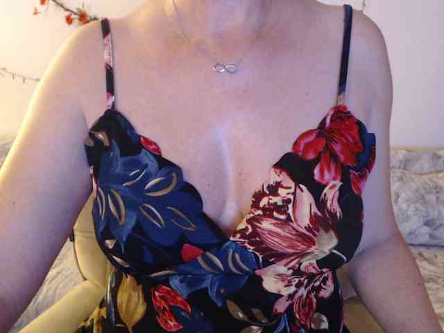 goodSnowQueen webcam