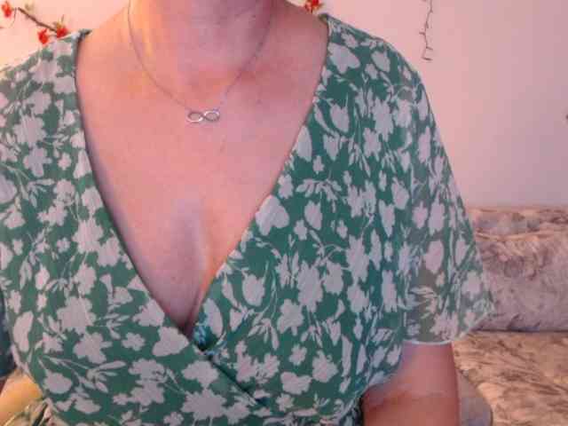 goodSnowQueen webcam