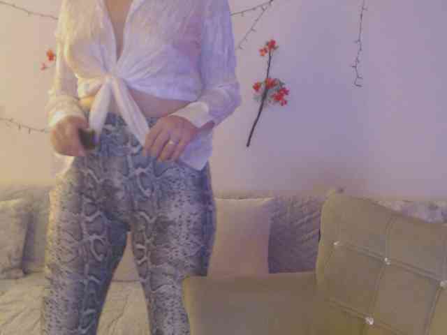 goodSnowQueen Live Webcam on BongaCams