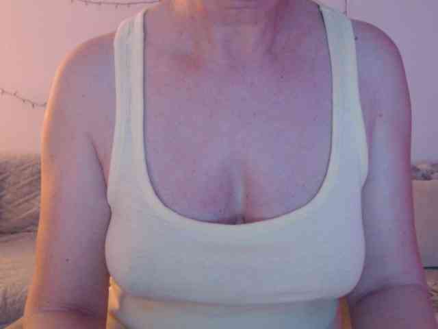 goodSnowQueen webcam