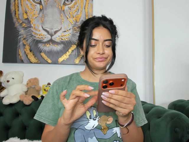 le modèle AnnaKarin est en webcam porno dans un show sur le site bongacams, il possède les tags suivants: White/Caucasian,Brunette,Shaved