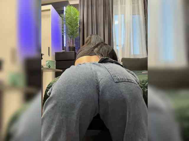 Magicmelody (30, White Cam Girl) performing squirt.